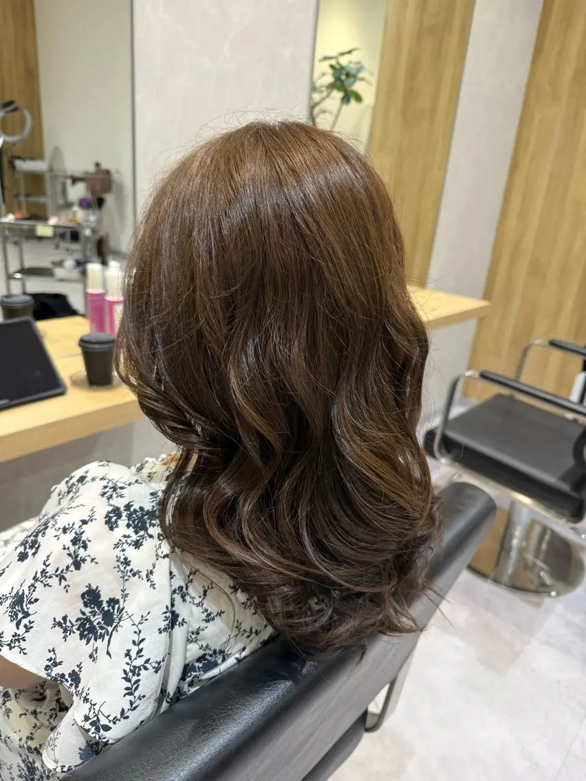 セミロング カラー ベージュカラー 透明感カラー オリーブベージュ オレンジ カット ヘアカラー トリートメント 長谷川 紗羅のヘアスタイル
