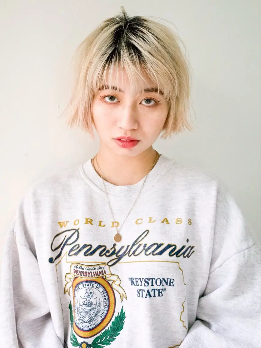 ショート カラー ベージュカラー ハイトーンカラー ハイトーンベージュ ボブ レイヤーカット Lit. RINAのヘアスタイル