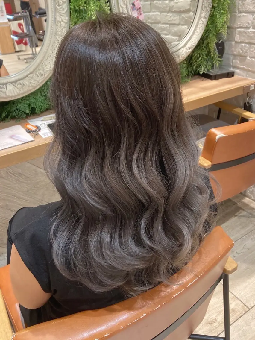 ロング あやかショート 白髪ぼかしのヘアスタイル