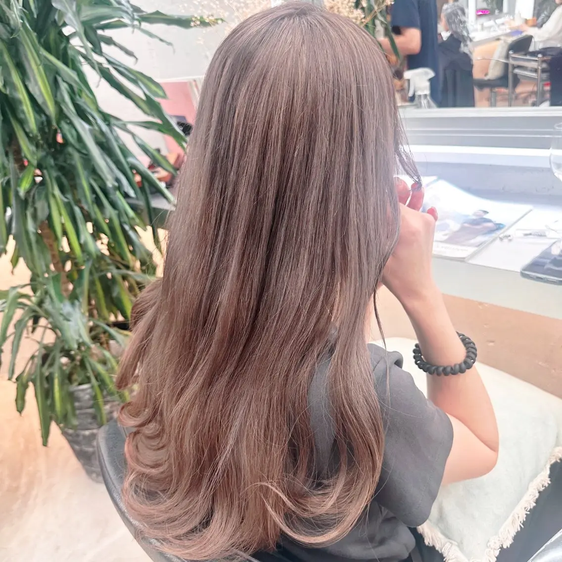 ロング カラー 岡野 静華のヘアスタイル