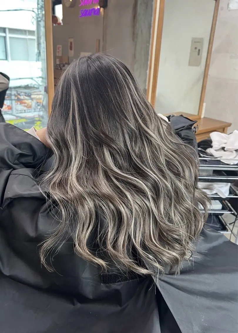 ロング カラー ダークグレー ダークグレージュ グレージュ ハイライトカラー ハイライト ヘアカラー トリートメント 指名数No.1 /NAOYAのヘアスタイル