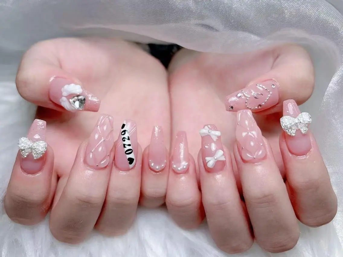 ネイル 長さ出し キラキラネイル 韓国ネイル ロングネイル マグネットネイル ハンドネイル ハンドケア Akira✨ nailのネイルデザイン