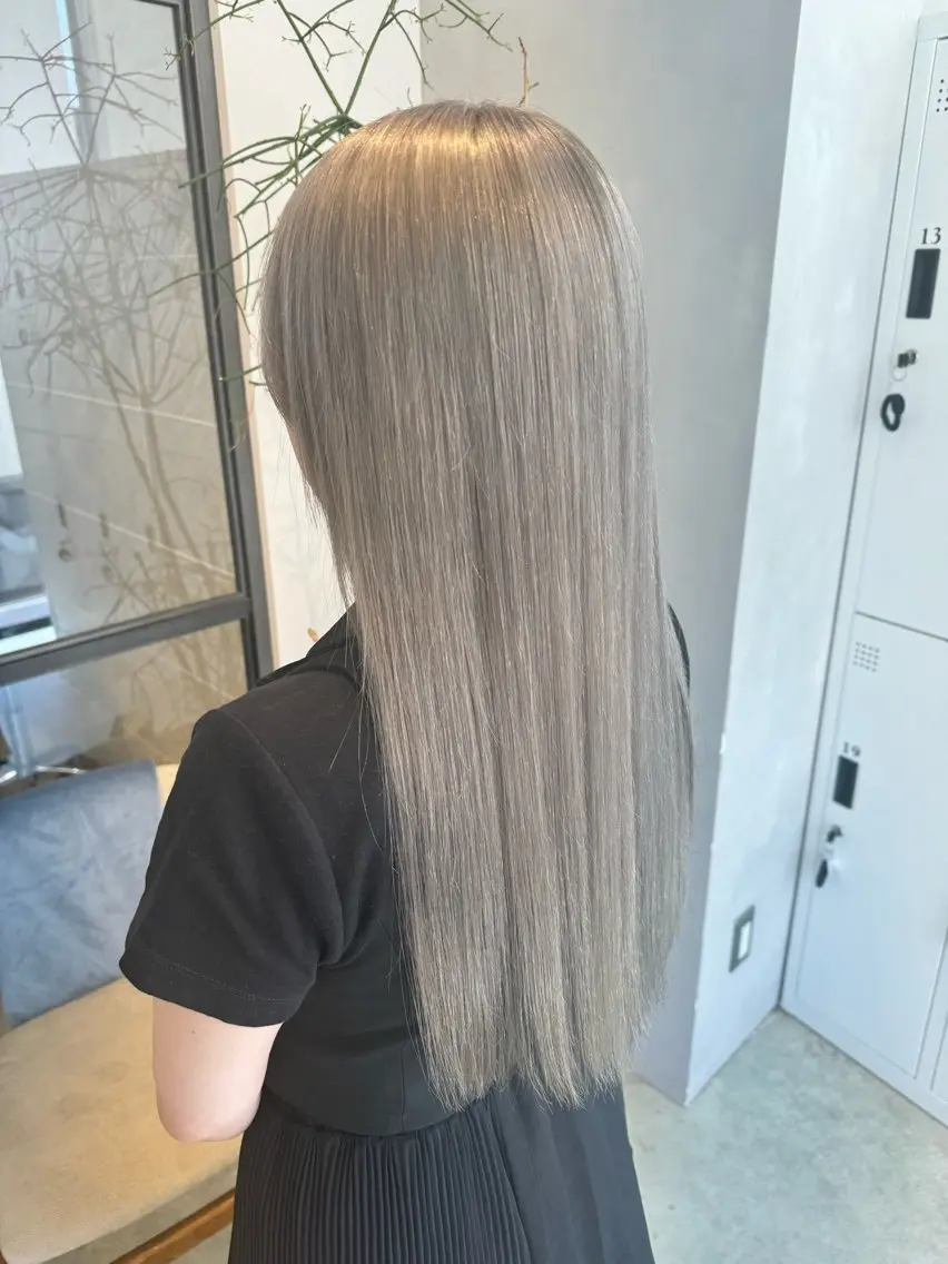 カラー ブリーチ シルバー ホワイトシルバー カット ヘアカラー トリートメント 透明感カラー✨艶髪 制作🌱山根あゆみのヘアスタイル