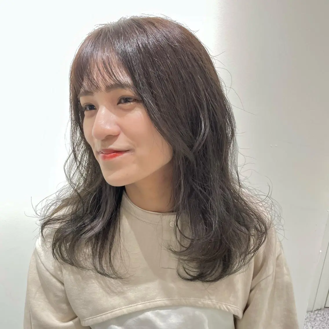 ロング カラー グレージュ オリーブグレージュ オリーブグレー ブリーチ/ハイトーン 艶カラー/ユリナのヘアスタイル