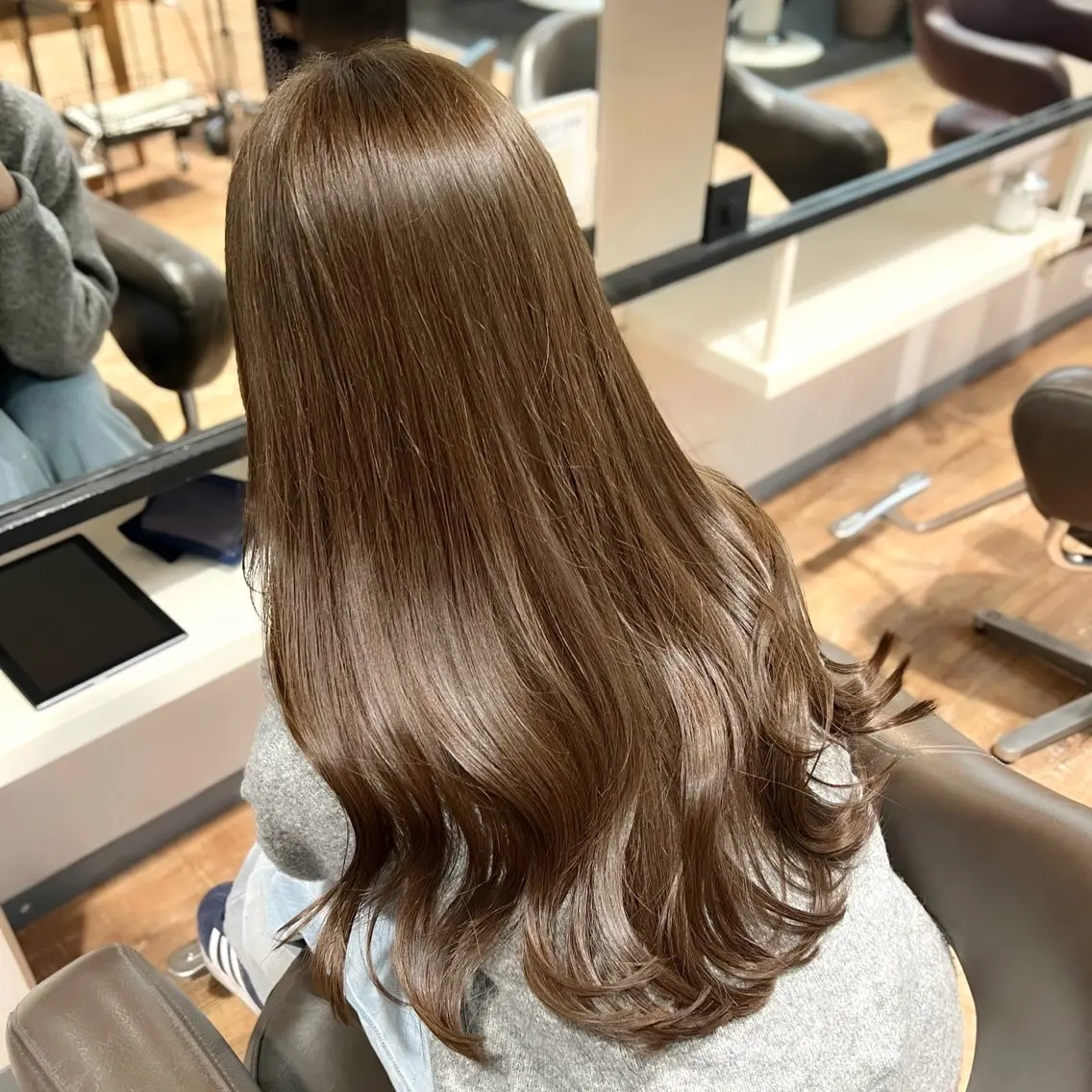 ロング カラー ベージュカラー ダブルカラー オリーブベージュ ヘアカラー トリートメント 石野 友唯のヘアスタイル