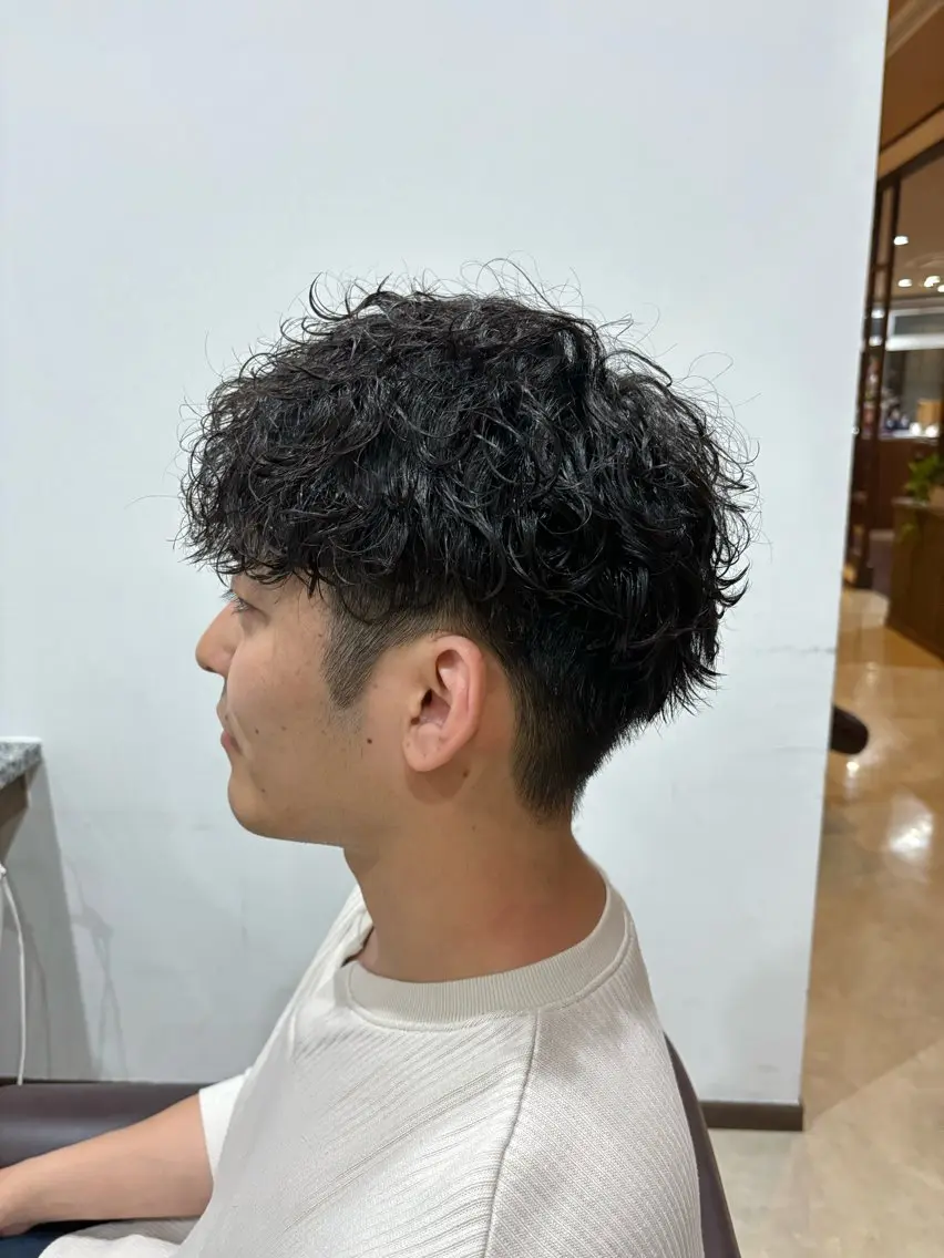 ミディアム パーマ メンズ 波巻きパーマ 矢藤 豪晃のヘアスタイル
