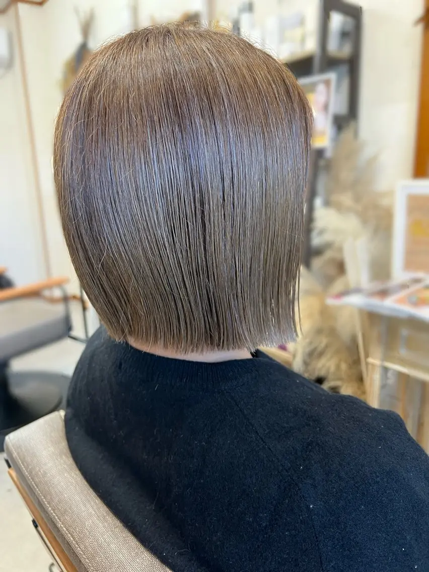 ミディアム カラー 切りっぱなしボブ ベージュカラー フォギーベージュ ボブ hair works raptureのヘアスタイル
