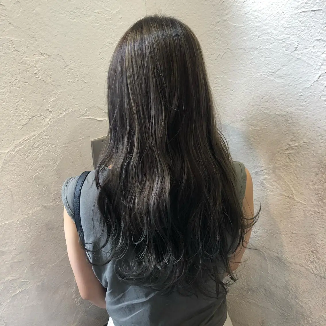 セミロング カラー グレージュ ハイライトカラー ハイライト ヘアカラー トリートメント ベイリコルド　アトリ 店長　宮城一真のヘアスタイル