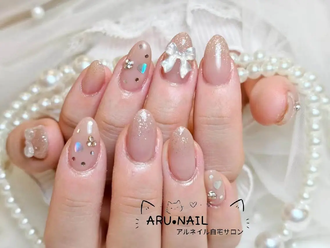 🉐限定コース🉐ワンカラー➕4指ラメグラデ ーション、6指パーツ付け放題🦋🎀🤩大きめ、小さめ100％無料の写真