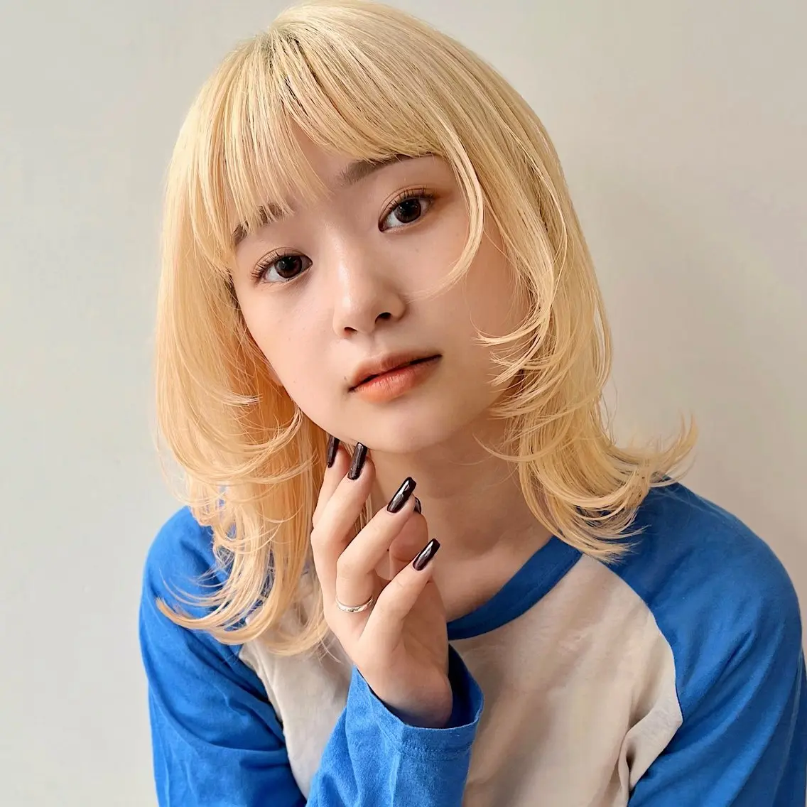 ミディアム カラー ハイトーンカラー ウルフカット あやめ【顔まわり/レ イヤー/柔らかカラ】のヘアスタイル