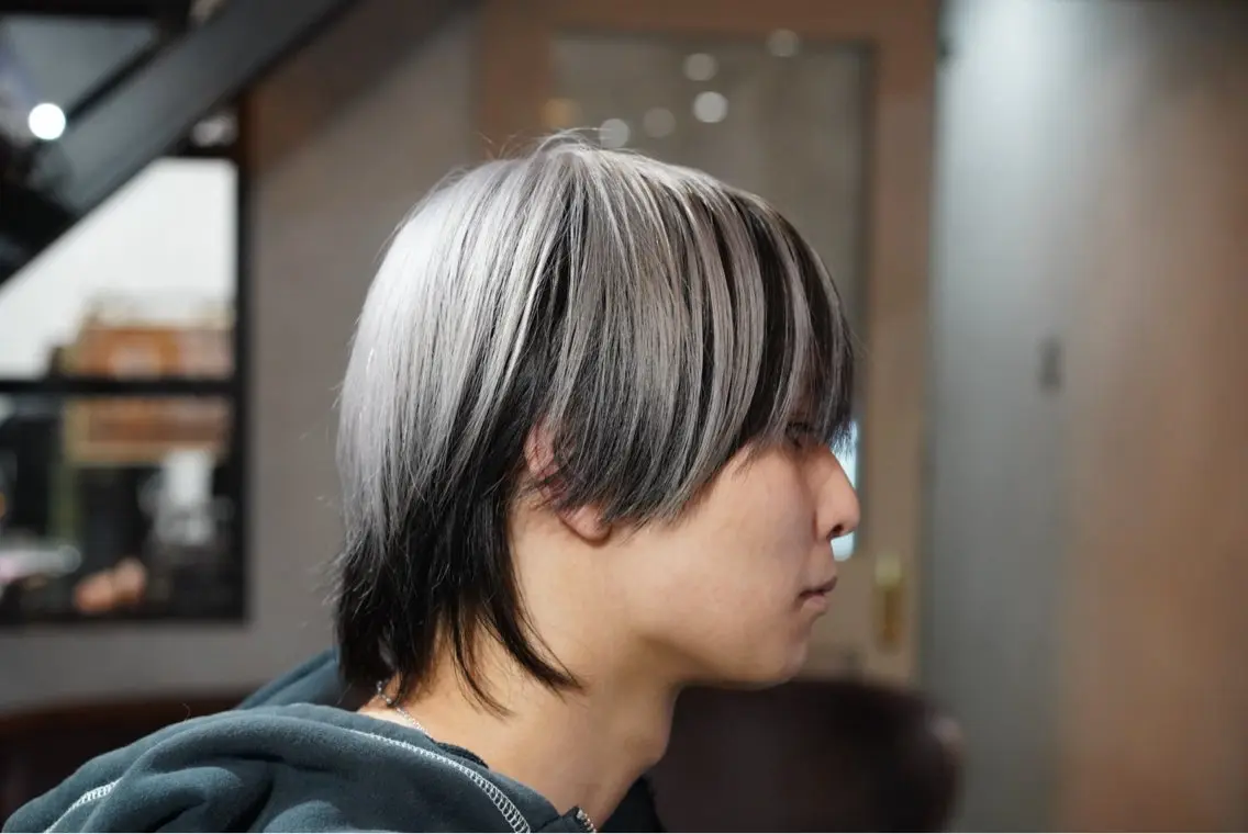 カラー メンズ メンズハイトーン ハイトーンカラー シルバー ホワイトシルバー ヘアカラー 齋木 陽輝のヘアスタイル