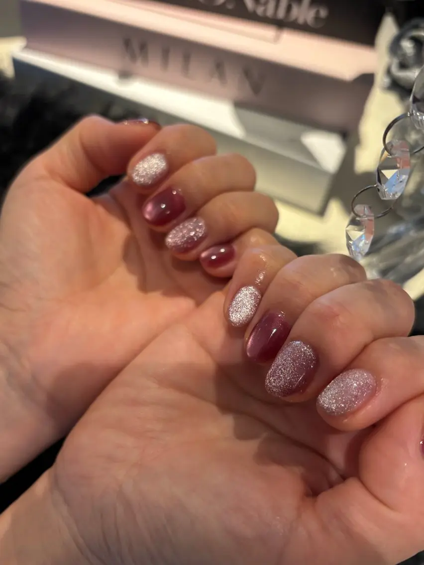 ネイル ボルドー キラキラネイル ラメ(グリッター) マグネットネイル シンプルネイル 鈴木 美唯奈のネイルデザイン