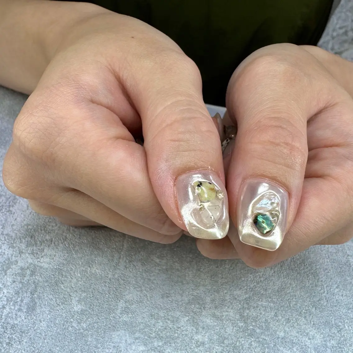 ネイル ミラーネイル ニュアンスネイル シルバー 冬ネイル ハンドネイル pointillé .ayaのネイルデザイン