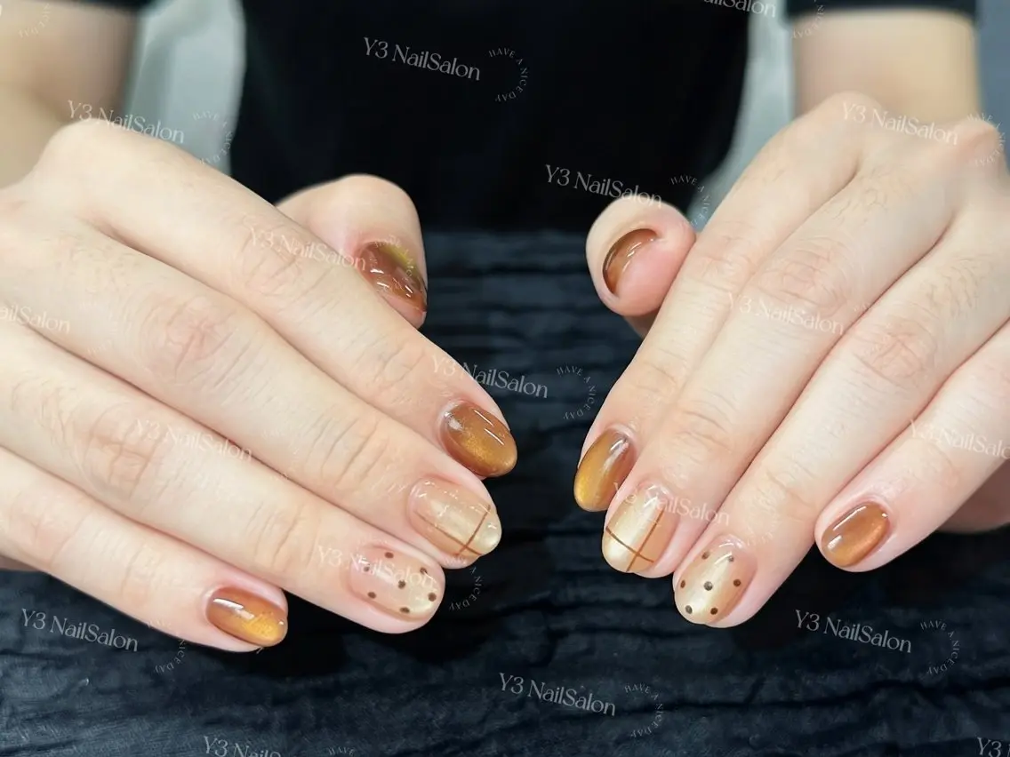 ネイル ブラウン ドット マグネットネイル オフィスネイル ハンドネイル Y3 NailSalonのネイルデザイン