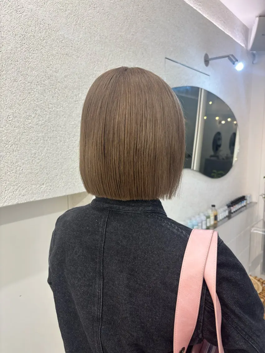 ショート カラー カット ヘアカラー 🧸柔らかベージュ/ 顔周りレイヤー/ミクのヘアスタイル