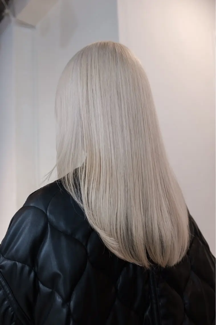 セミロング カラー ヘアカラー ハイトーン特化サロン 代表 中谷蓮のヘアスタイル