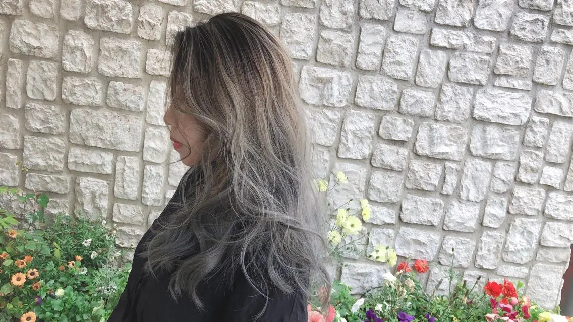 ロング カラー パーマ ヘアアレンジ メンズ キッズ ネイル マツエク・マツパ メンズバレイヤージュ バレイヤージュ シルバー レイヤーカット シルバー カット 縮毛矯正 トリートメント 髪質改善/透明感 OAK兵庫のヘアスタイル