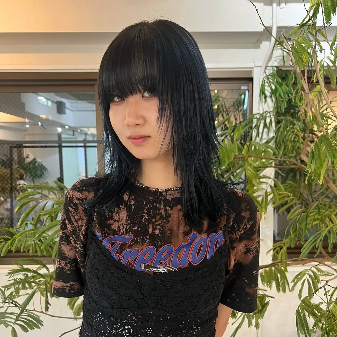 ミディアム カラー 黒髪 ブリーチ ブルーカラー ブルーブラック マツウラ サキミのヘアスタイル