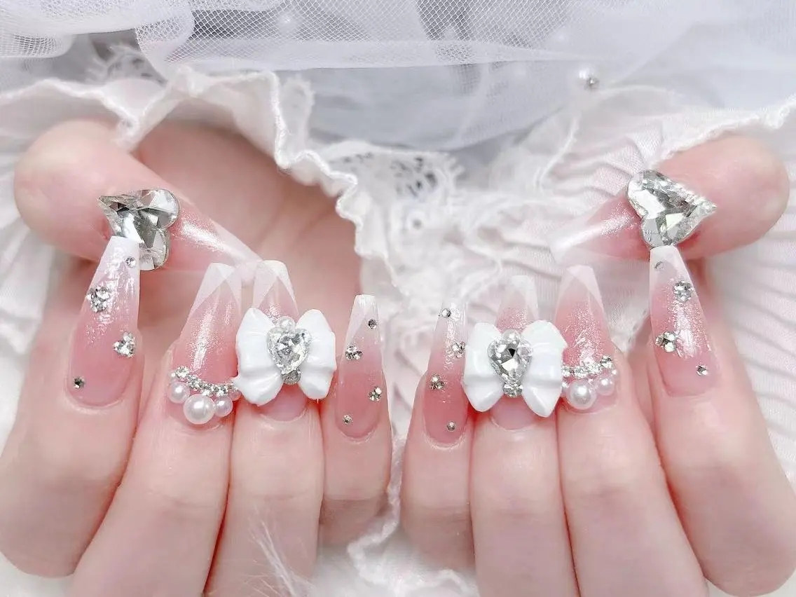 ネイル 長さ出し キラキラネイル 韓国ネイル ロングネイル マグネットネイル ハンドネイル ハンドケア MUNI🎀 NAIL のネイルデザイン