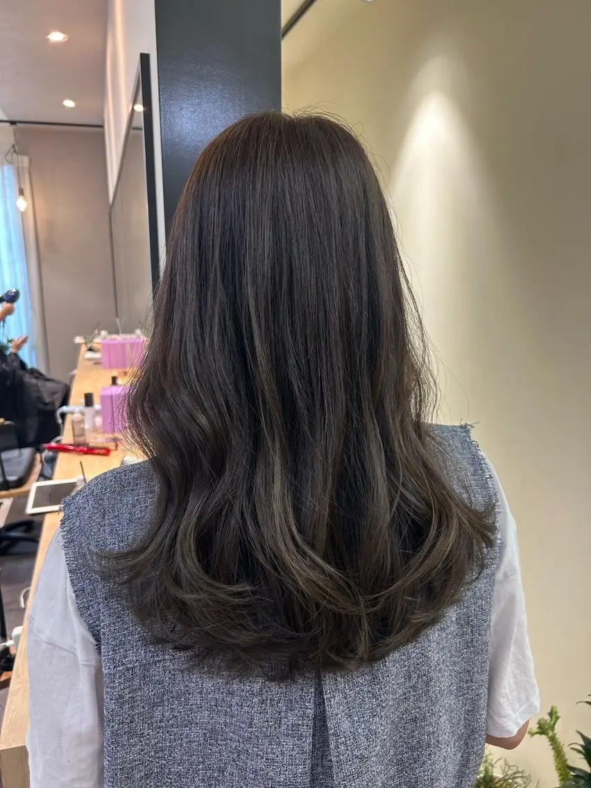 ロング カラー アッシュ アッシュグレー アッシュグレージュ グレージュ hubhair レイヤー/透明感のヘアスタイル