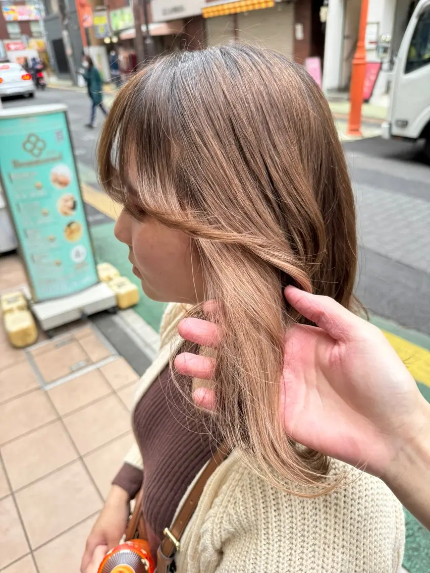 セミロング カラー ヘアアレンジ ベージュカラー ブリーチ デザインカラー ダブルカラー ハイライトカラー ヘアカラー トリートメント 目黒 碧人のヘアスタイル