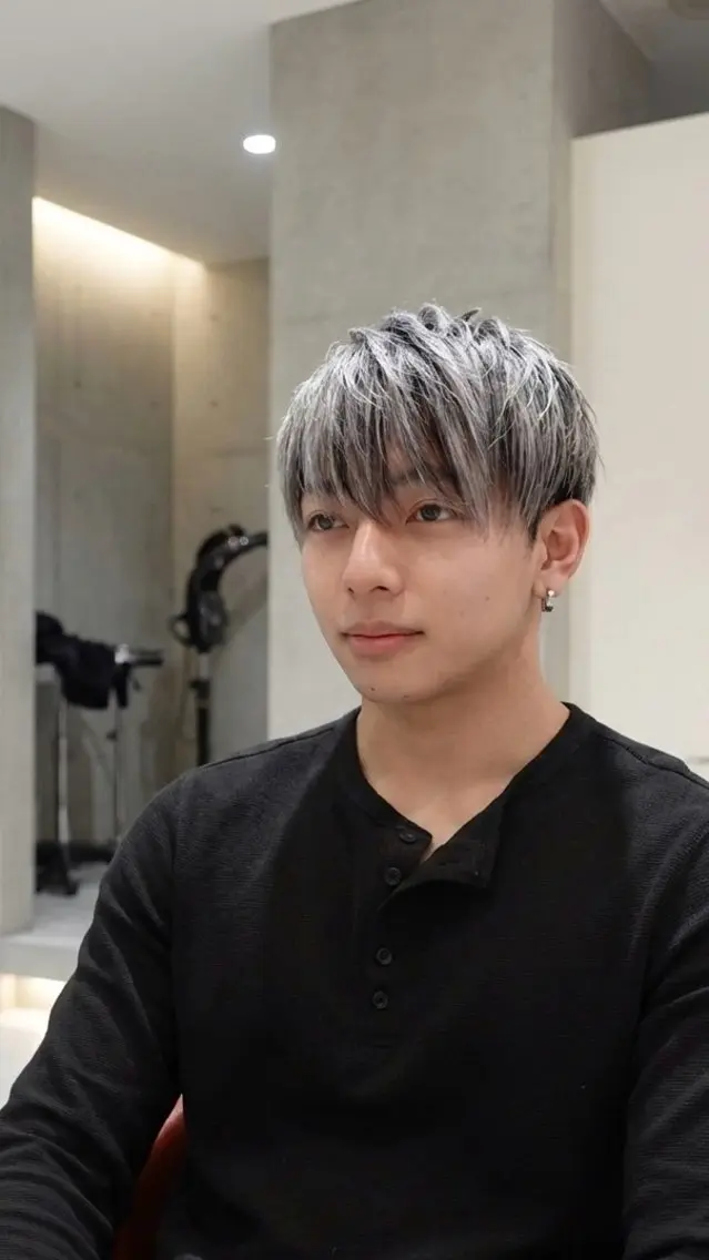 ミディアム カラー ハイライトカラー シルバー ホワイトシルバー ハイライト ヘアカラー バレイヤージュ＆ 高発色カラー／市川のヘアスタイル