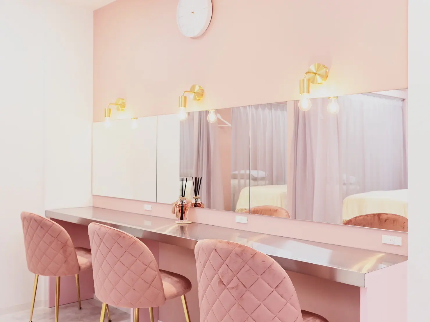 Petit PLATINUM DOLL　四条烏丸店の内観・外観1