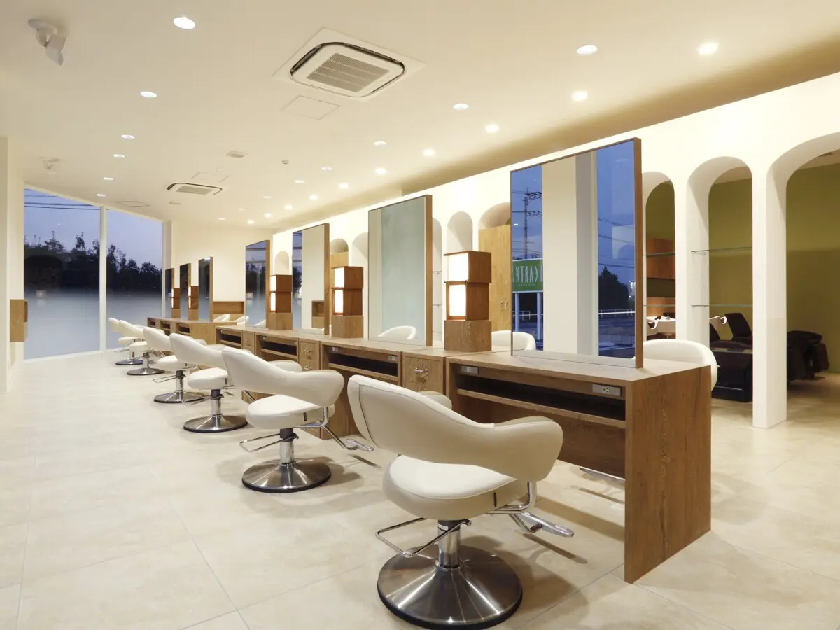 HAIR & MAKE EARTH 熊本嘉島店の内観・外観1