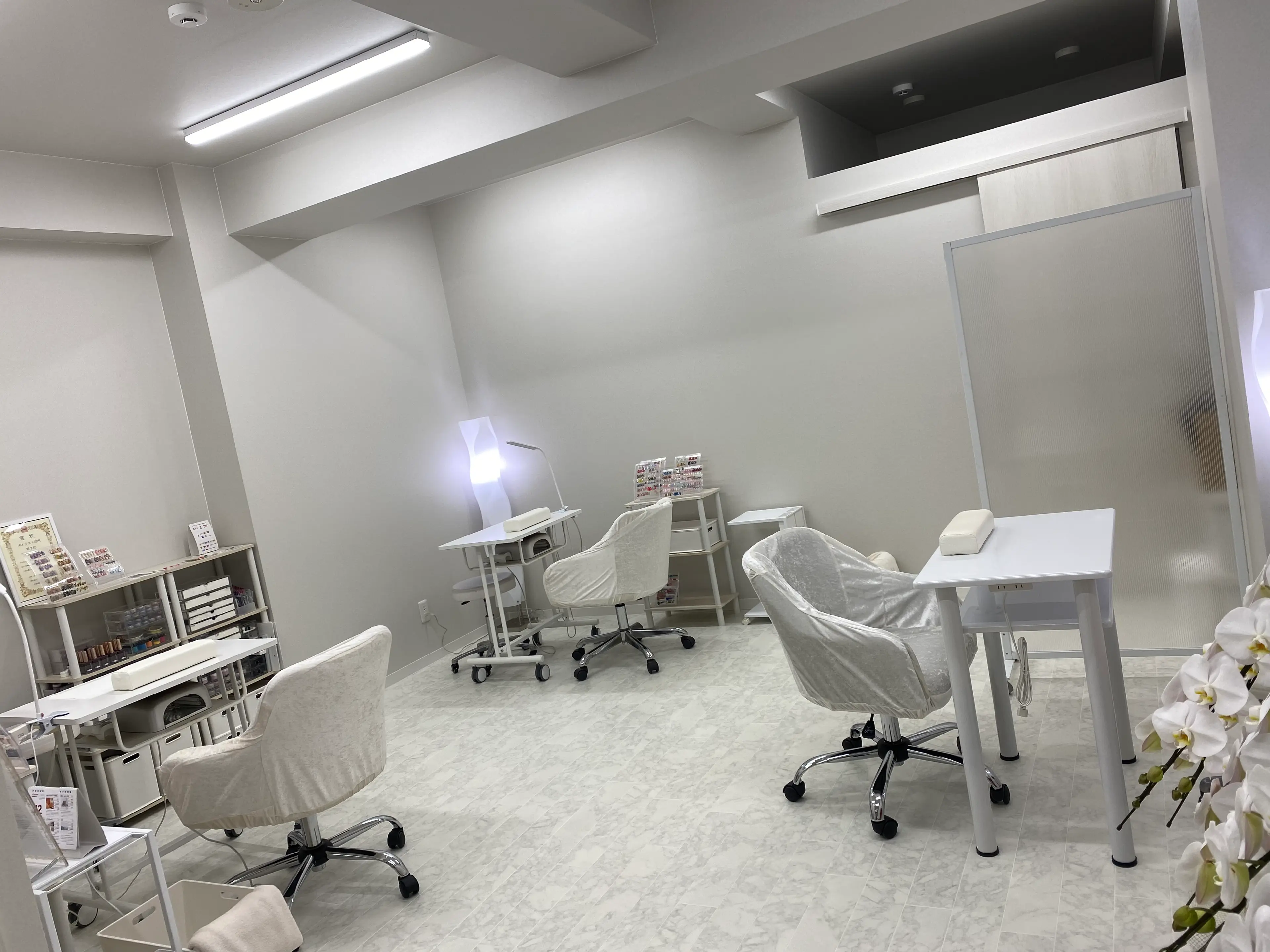 WITH   NAILの内観・外観1