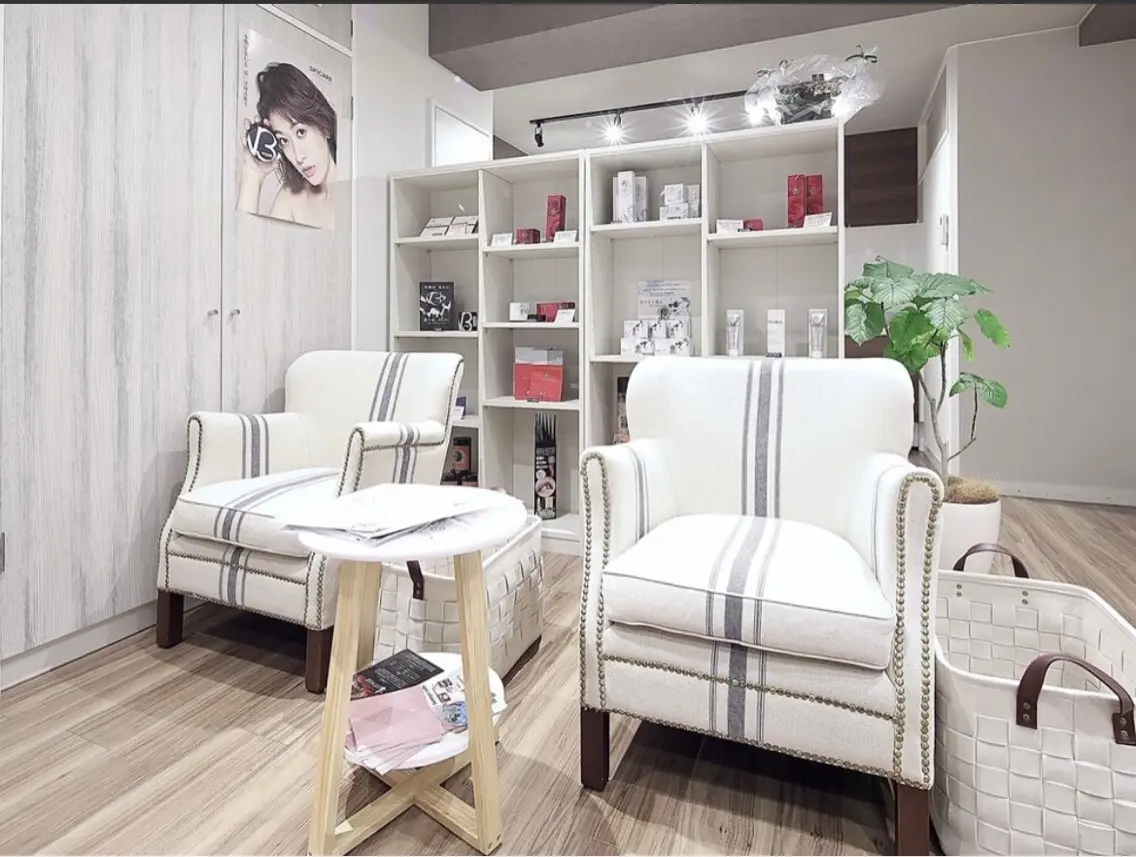 WHITE NAIL 栄店の内観・外観2