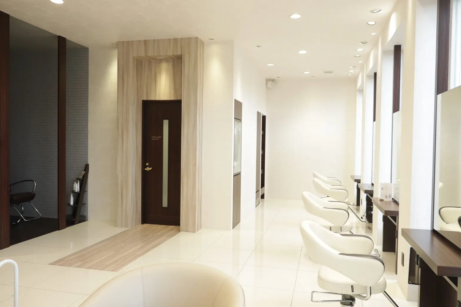 HAIR&MAKE EARTH高崎店の内観・外観1