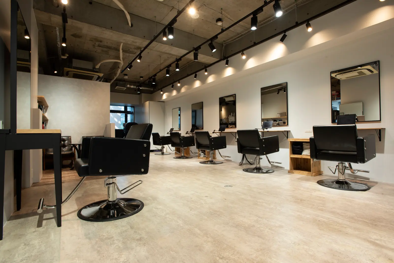 confidence   MEN'S HAIRの内観・外観1