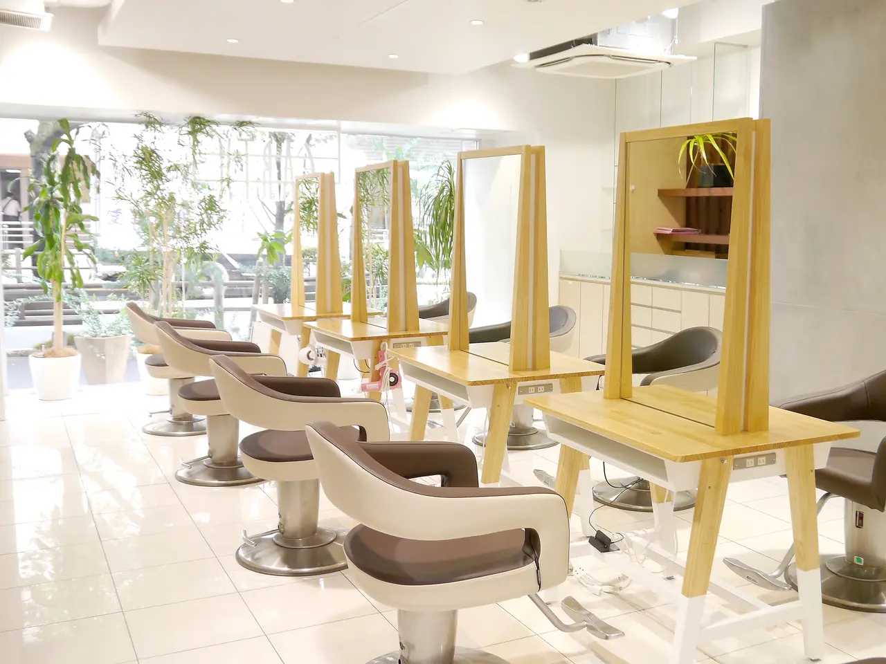 HAIR & MAKE EARTH　武蔵境店の内観・外観1