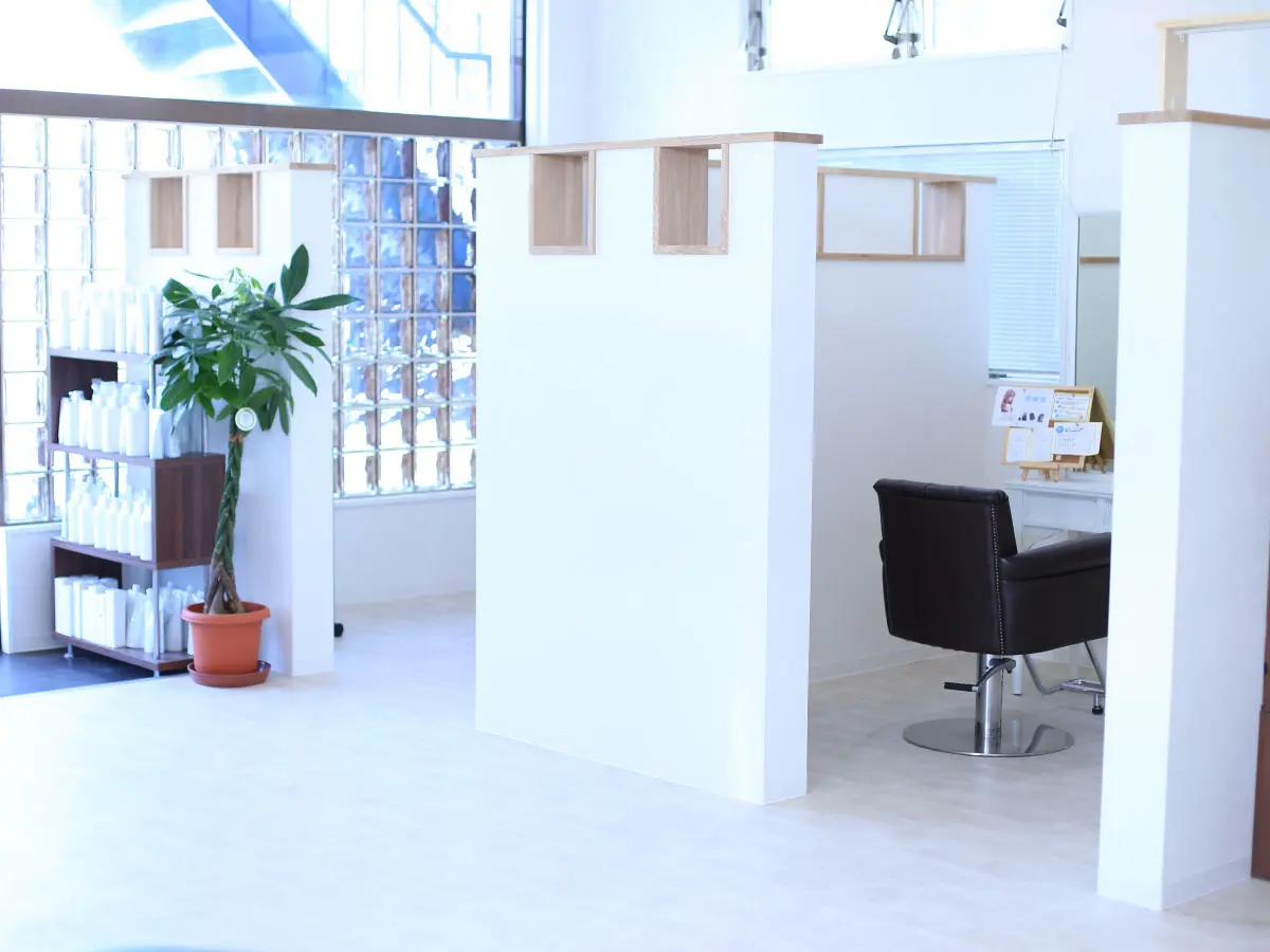 TOM HAIR DESIGN 香里園店の内観・外観1