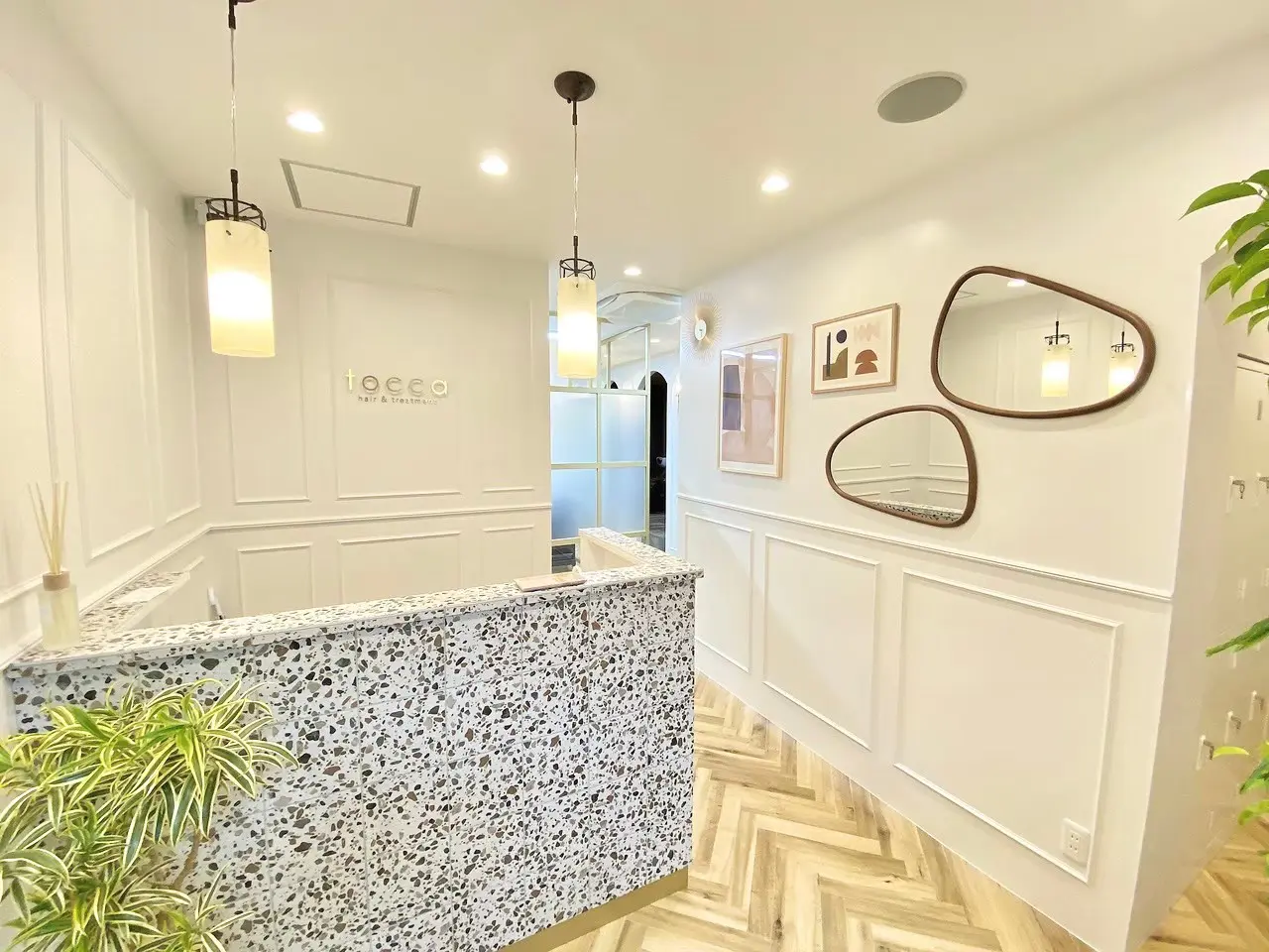 tocca hair&treatment　船橋北口店の内観・外観1