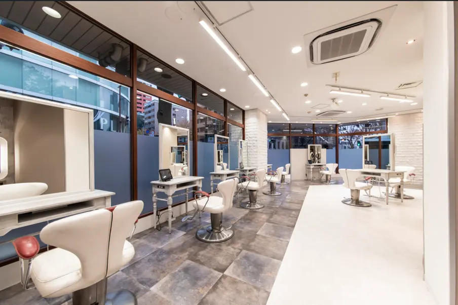 ヘアメイクアース天神赤坂店の内観・外観2