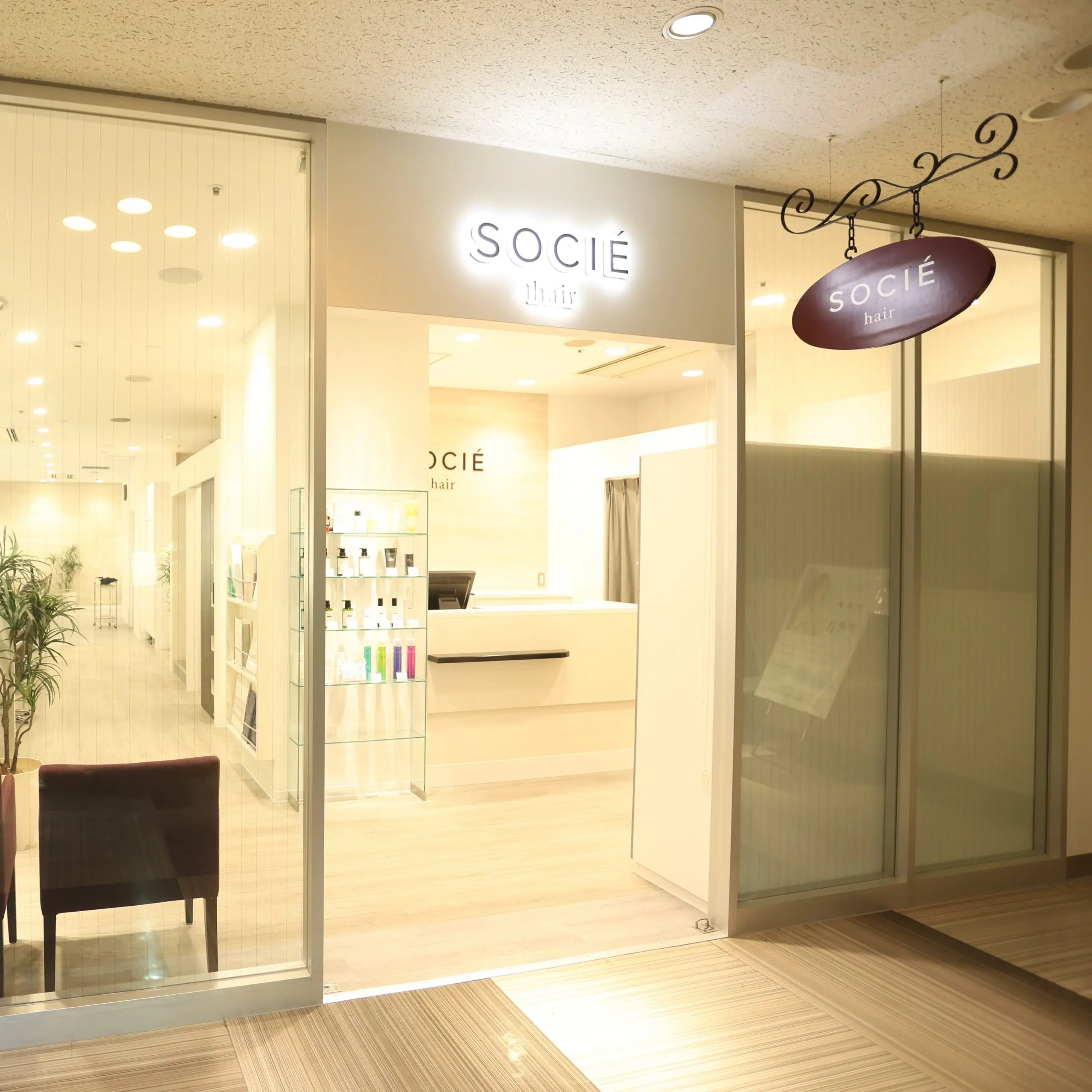 ヘアーサロンソシエ ココリア多摩センター店の内観・外観1