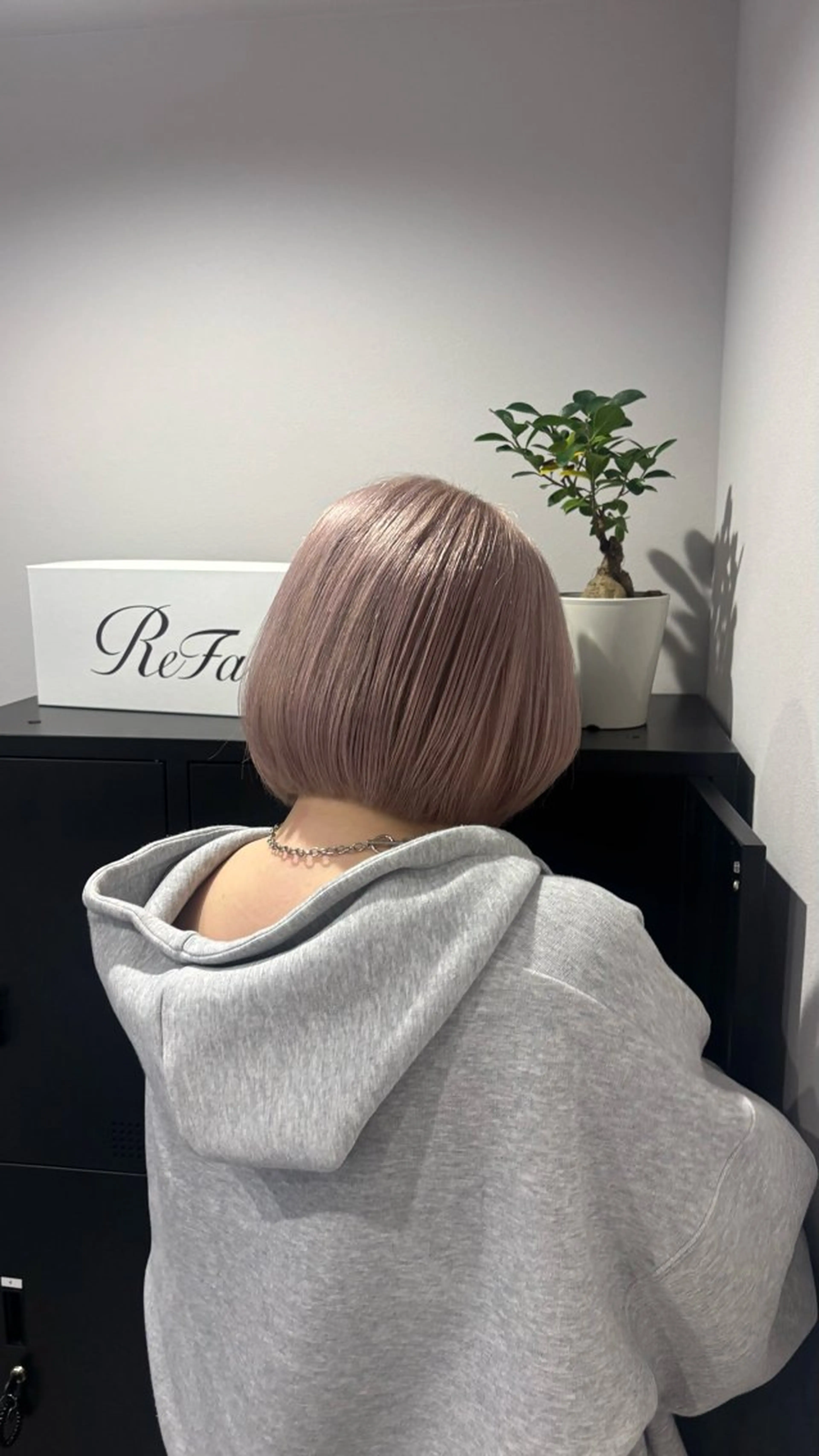 ミディアム 切りっぱなしボブ ボブ カット ヘアカラー YURINO /ボブ ベージュ/ハイトーンのヘアスタイル