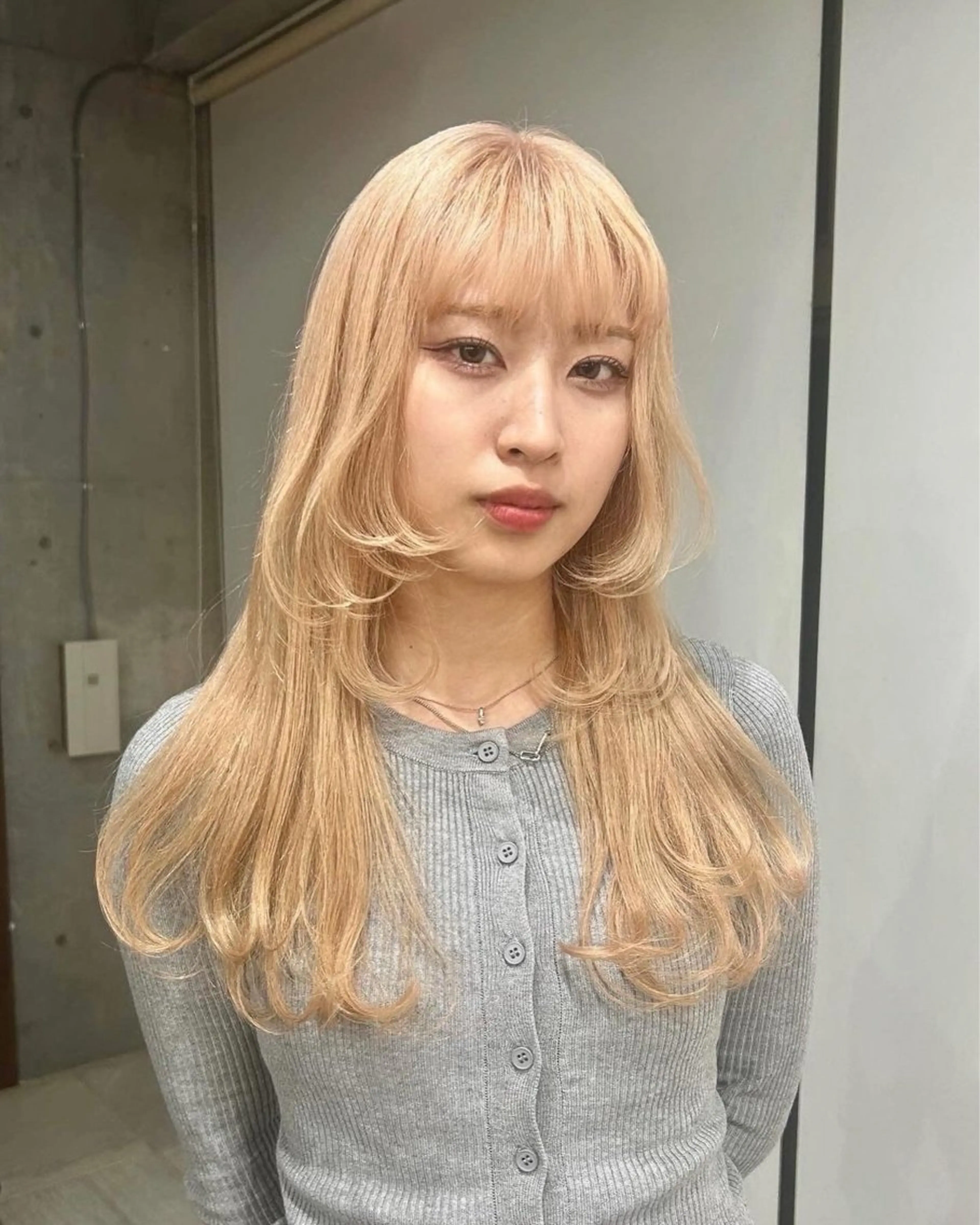 ロング ヘアカラー assort tokyo所属・Hiyo 海外レイヤーカットのヘアスタイル