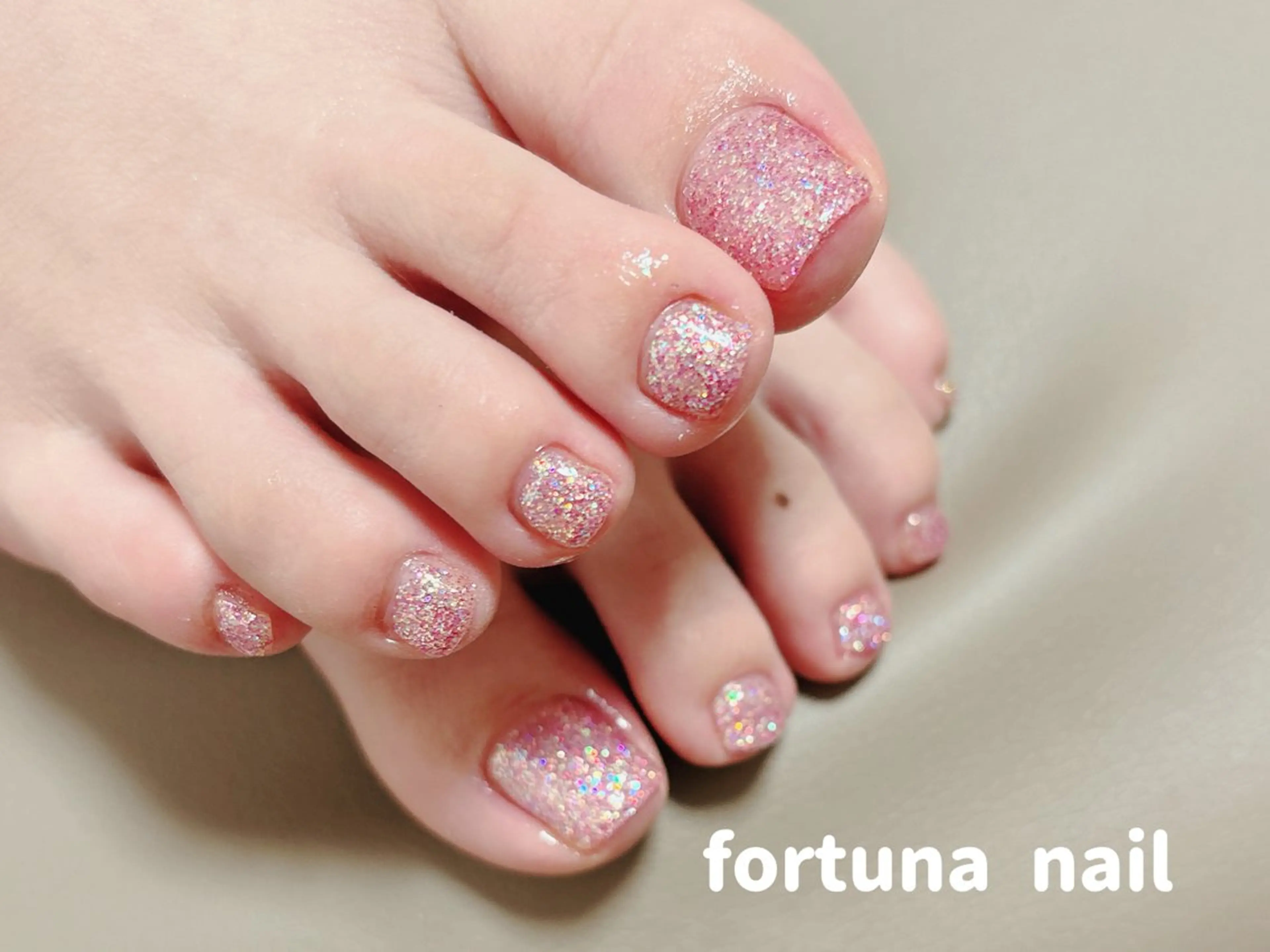 ネイル ラメ(グリッター) フットネイル Nail •Head スパFortunaのネイルデザイン