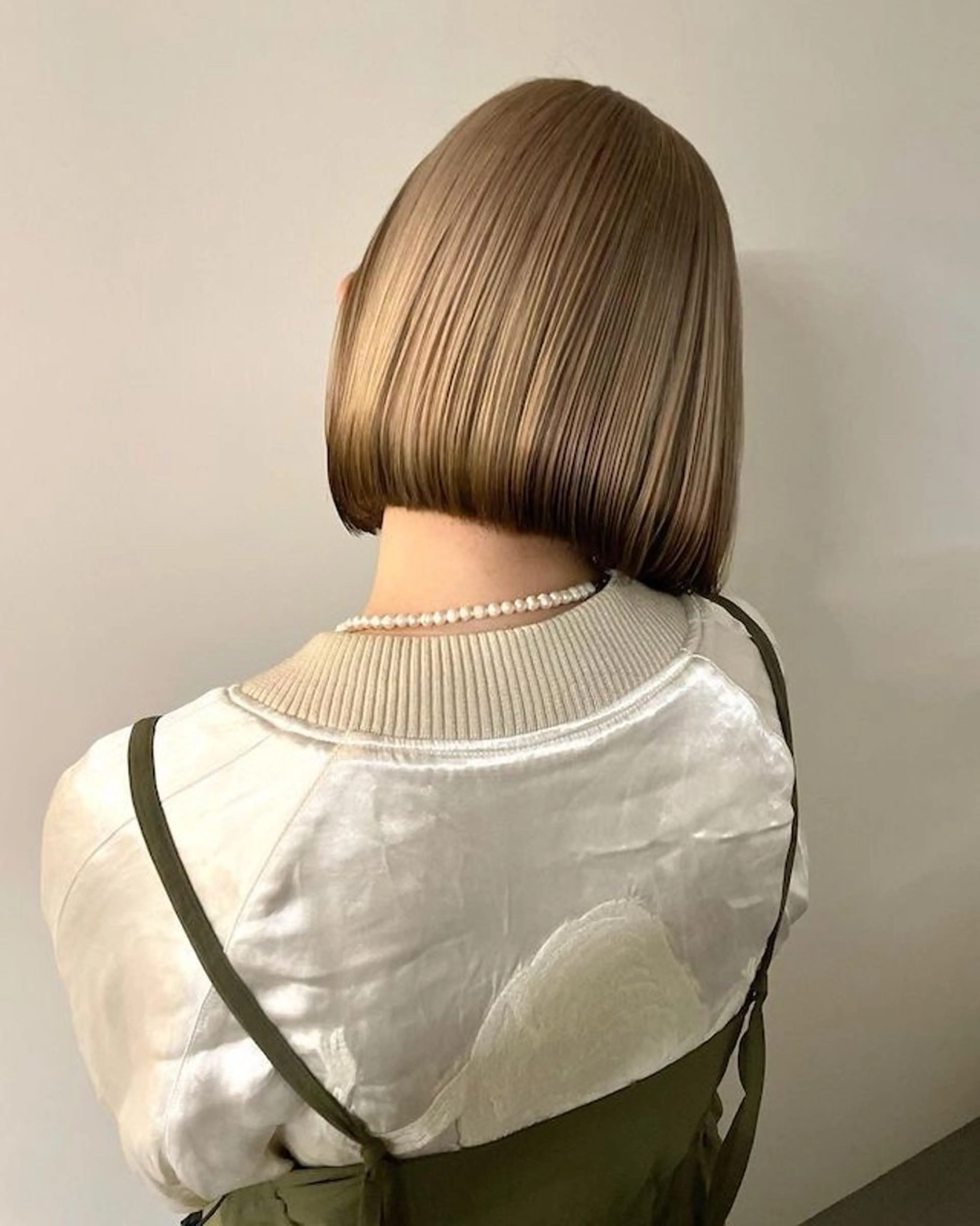 ショート カラー サキ🤍ハイトーン 🩰くびれ巻きヘアのヘアスタイル