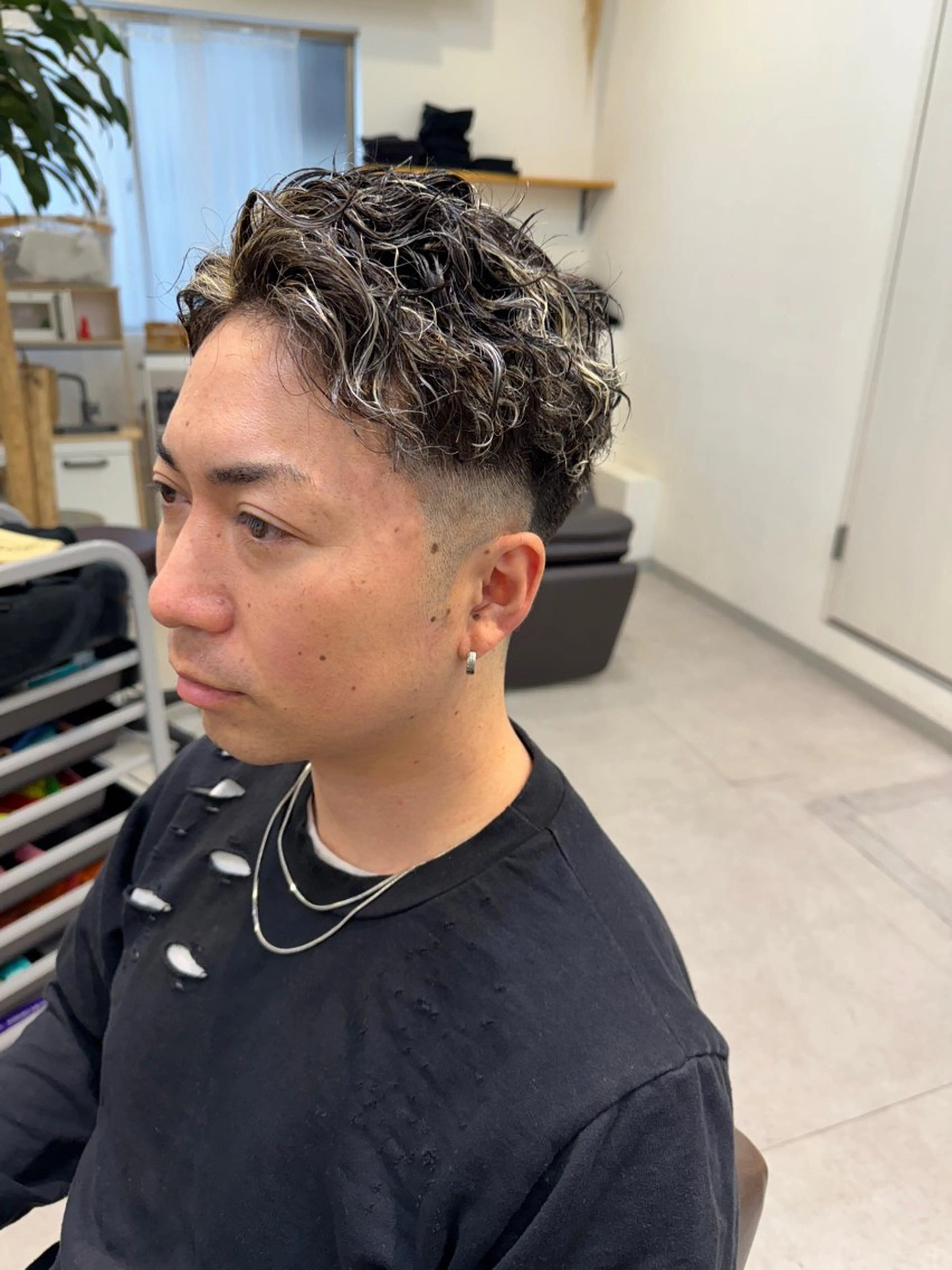 ショート カラー パーマ メンズ メンズパーマ メンズスパイラルパーマ スパイラルパーマ カット ヘアカラー パーマ トリートメント 似合う髪型が 分からない方へのヘアスタイル