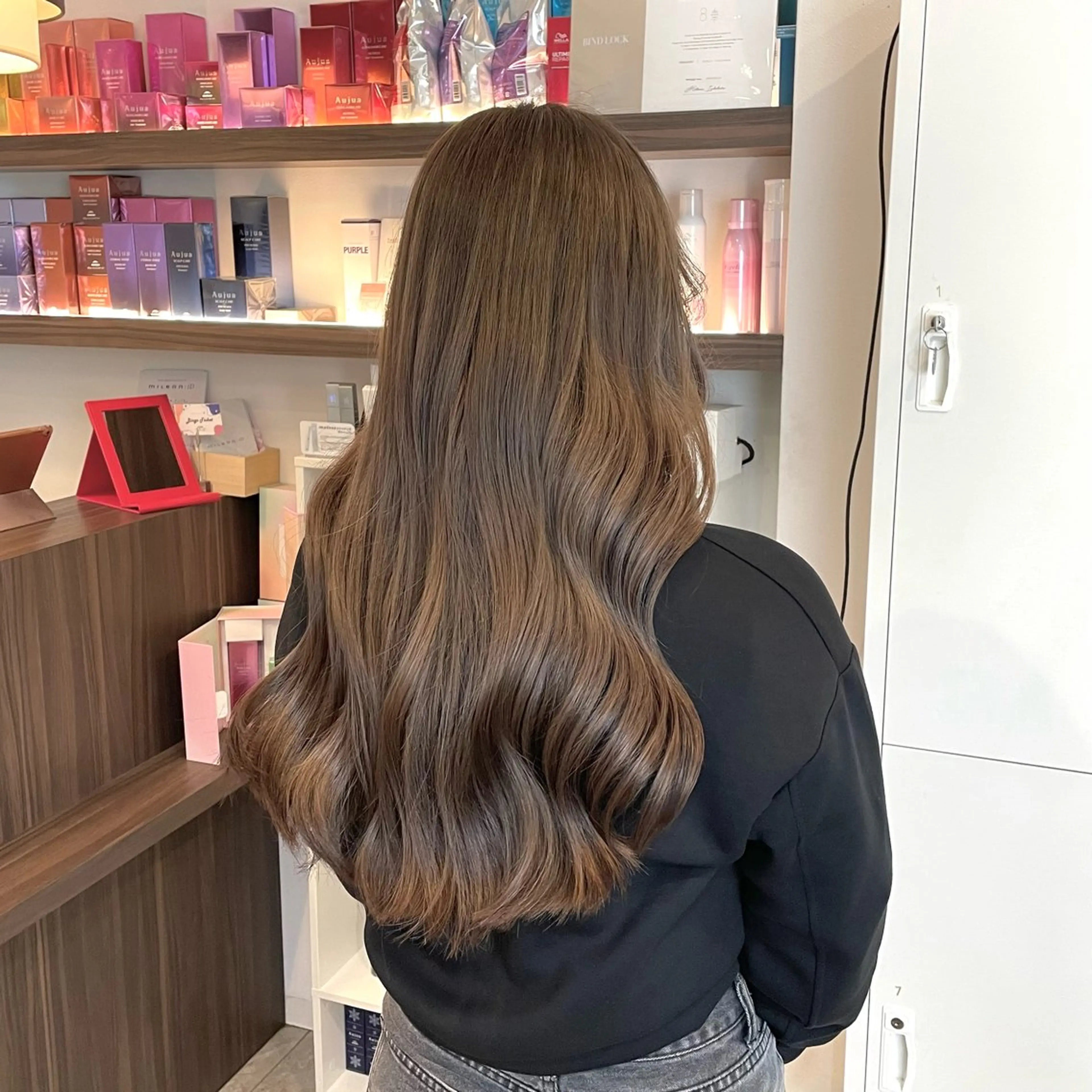 ロング カラー ベージュカラー ブリーチ 川原 飛奈のヘアスタイル