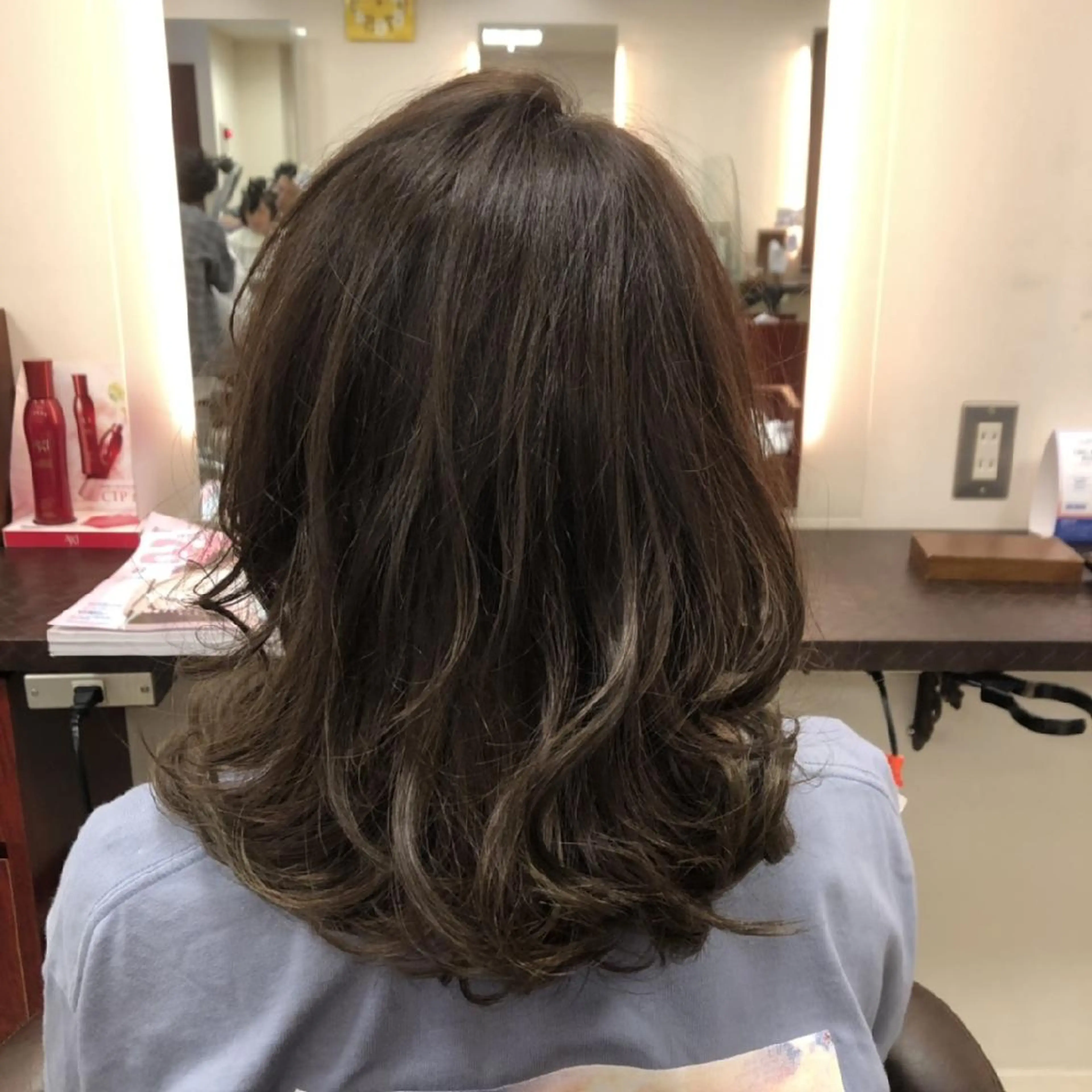 セミロング カラー アッシュ 透明感カラー 外ハネヘア 麻里 杏彩のヘアスタイル