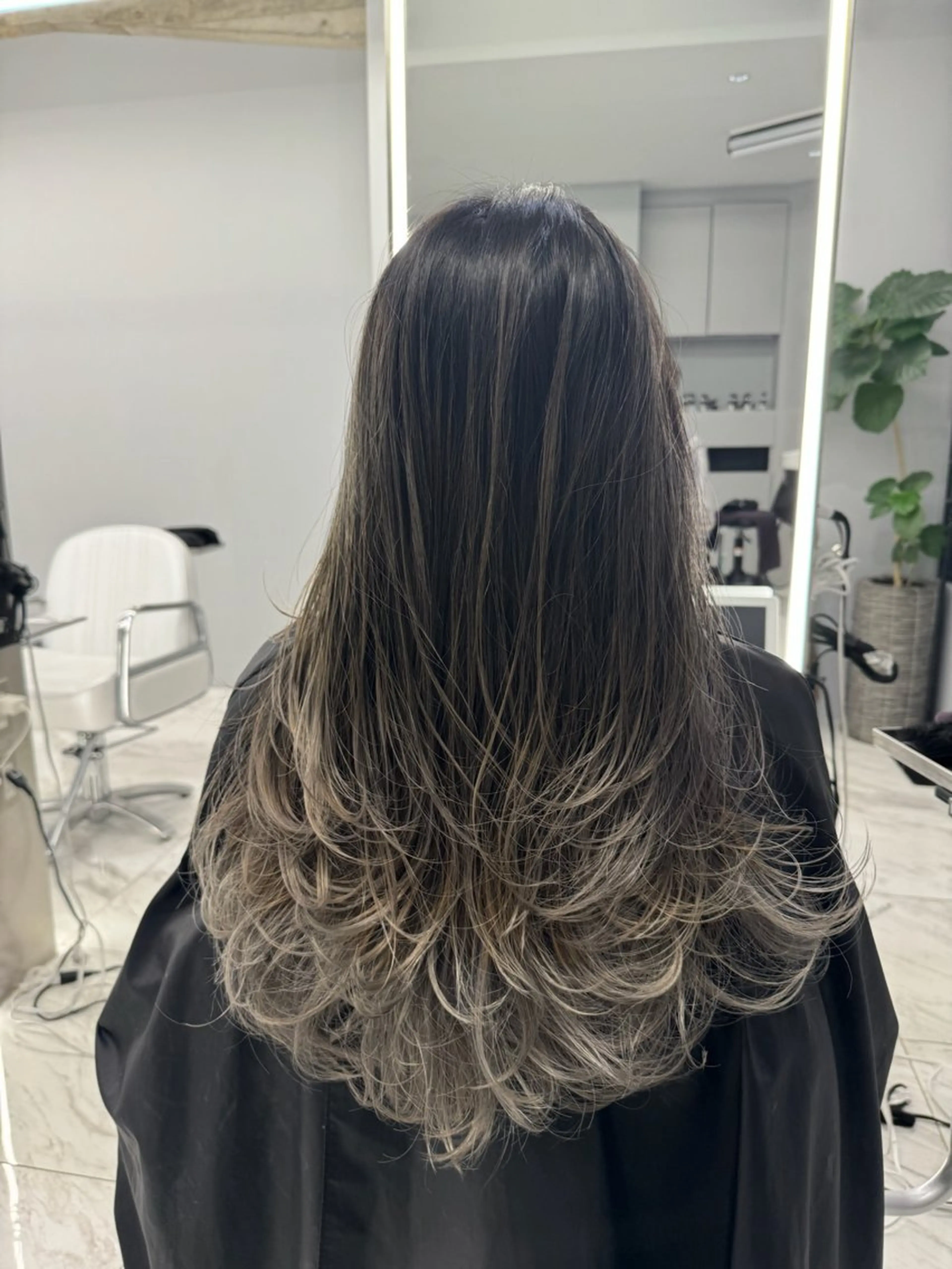 ロング エクステ ハイライト 髪質改善 レイヤーカット 縮毛矯正 ヘアカラー 白髪ぼかしハイライト 🥇店長JUKIYAのヘアスタイル