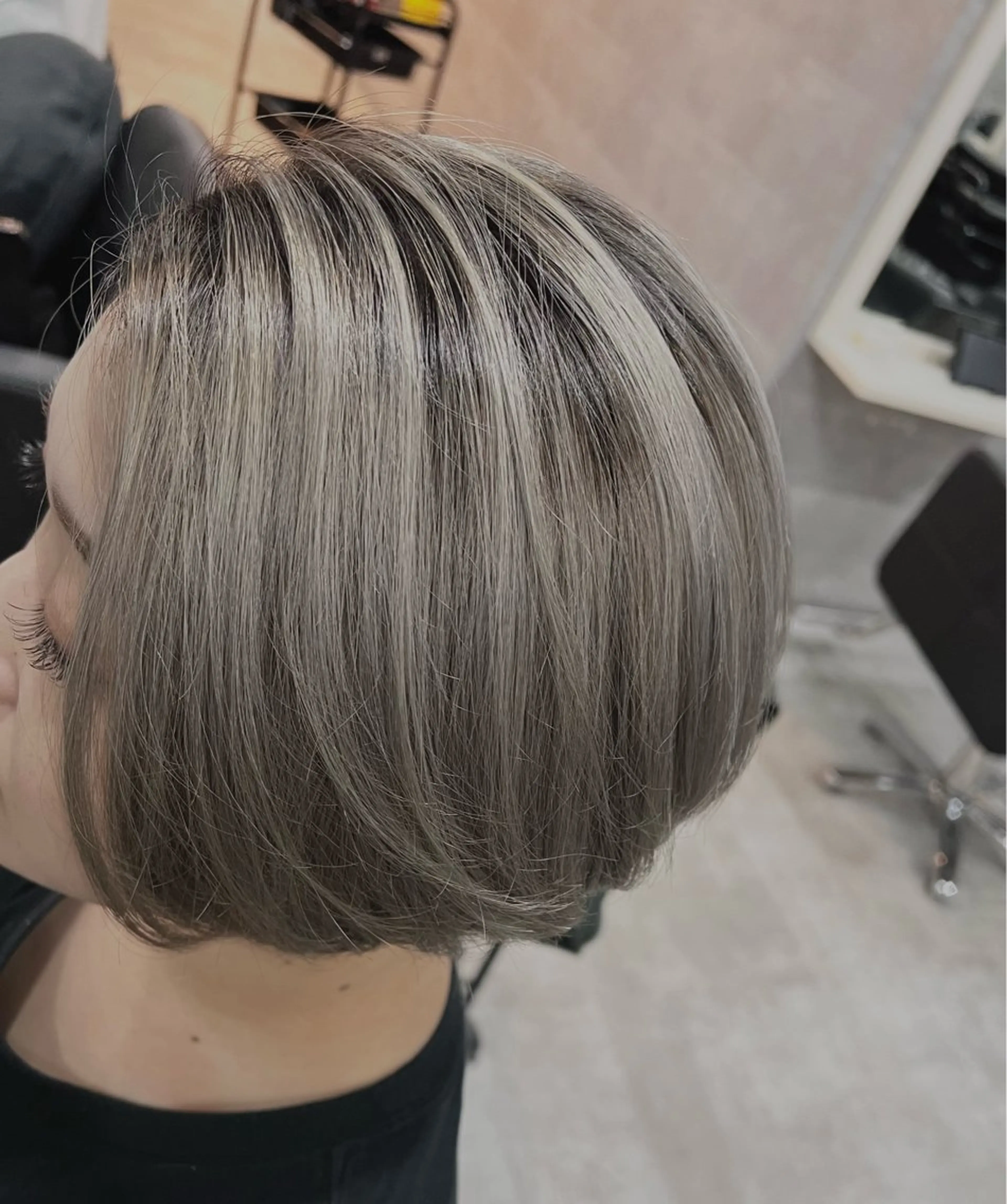 ショート カラー バレイヤージュ ブリーチ ケアブリーチ ダブルカラー グレージュ 🌿海山龍馬🌿前髪 /顔まわり/レイヤーのヘアスタイル