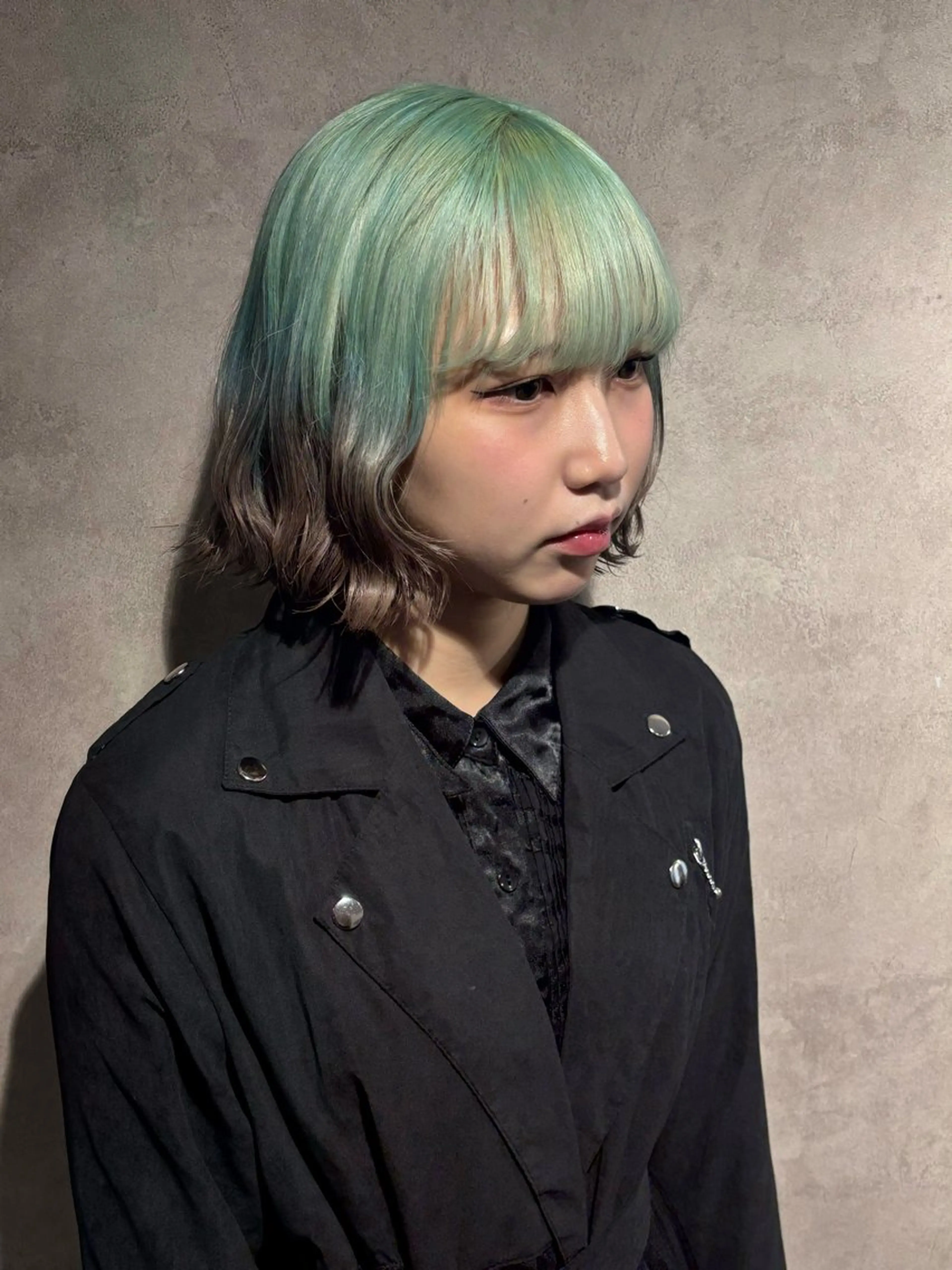 ミディアム ハイトーン YONIのヘアスタイル