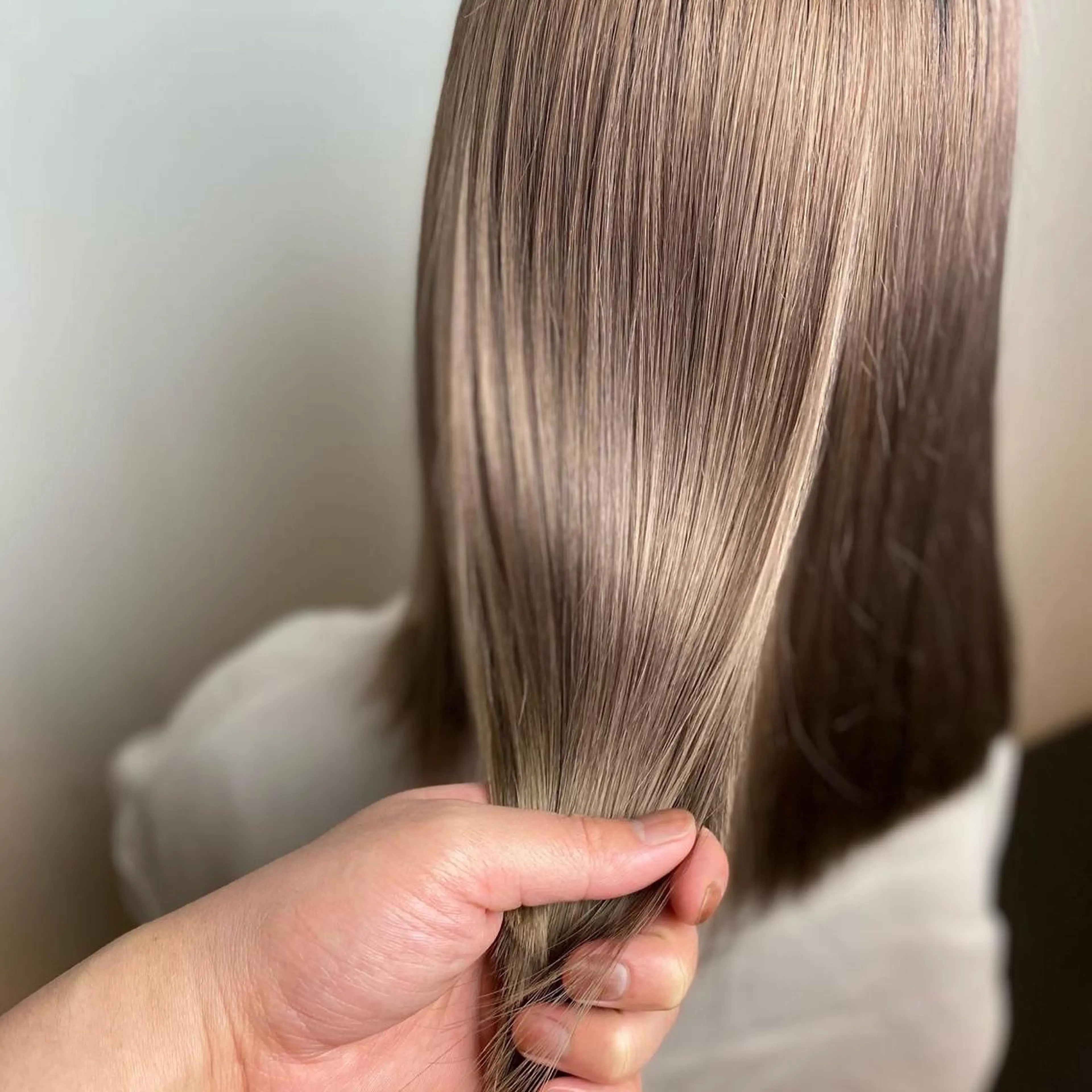 ミディアム カラー ハラ ルイスのヘアスタイル