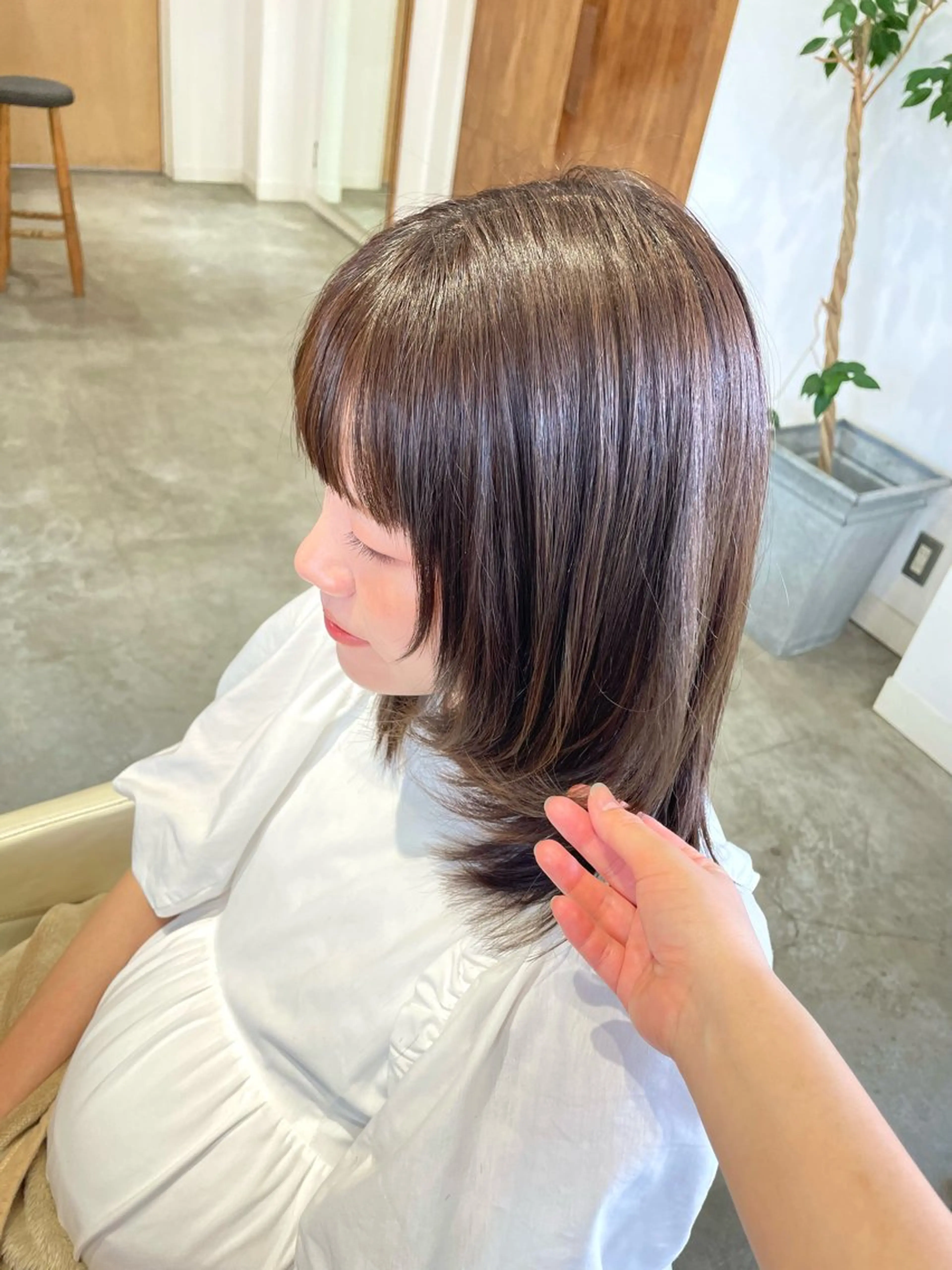 ミディアム カラー ボブレイヤー ミディアムレイヤー ベージュカラー ブリーチ ブラウンカラー カット ヘアカラー トリートメント mopa_kaede ナチュラル/レイヤーのヘアスタイル