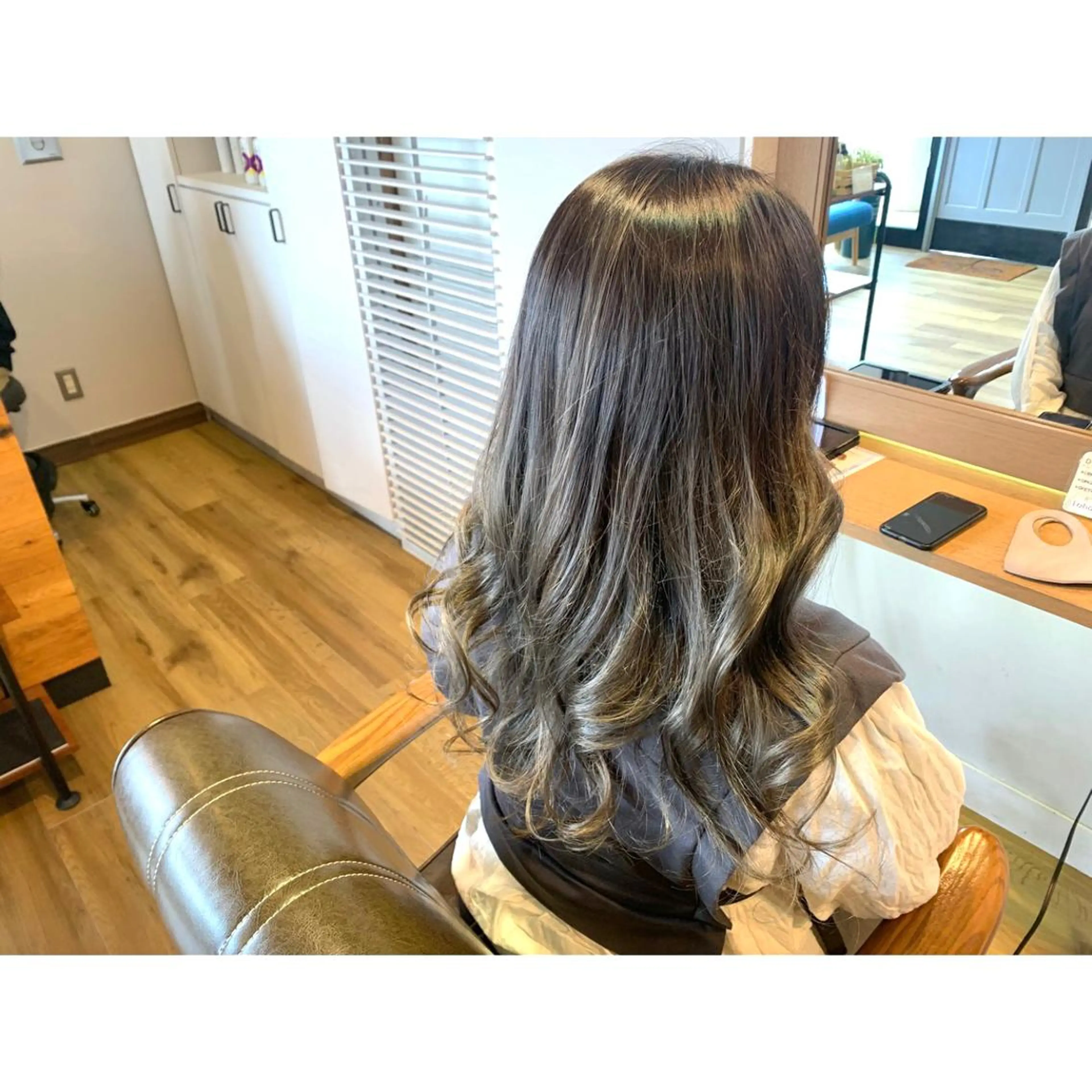 ロング カラー アッシュ アッシュグレー バレイヤージュ レイヤーカット ツキダテ ユイのヘアスタイル